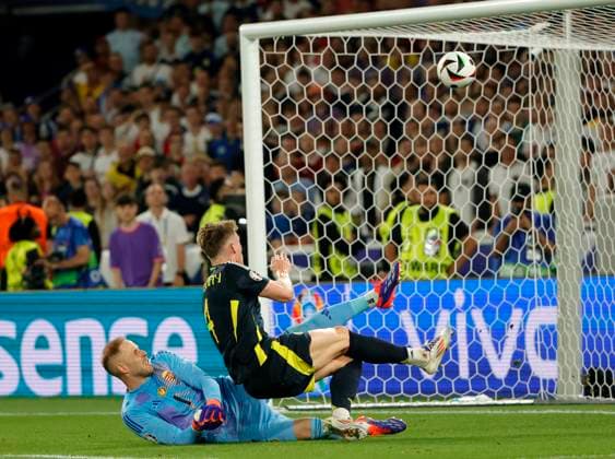 23 06 2024, European Football Championship, Scotland vs Hungary,MHP Stuttgart, Sport, in the picture Scott McTominay Scotland vs Peter Gulacsi Hungary