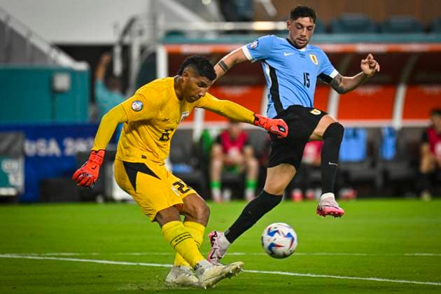 CONMEBOL Copa America 2024 - Group C Uruguay Vs Panama Panama defender Cesar Blackman (2) is diving for the ball during the CONMEBOL Copa America 2024 group C soccer match between Uruguay and Panama at Hard Rock Stadium in Miami, Florida, on June 23, 2024. Miami,Florida Florida United States  Copyright: xMiguelxRodriguezx originalFilename:rodriguezcarrilo-conmebol240623_npuiE.jpg