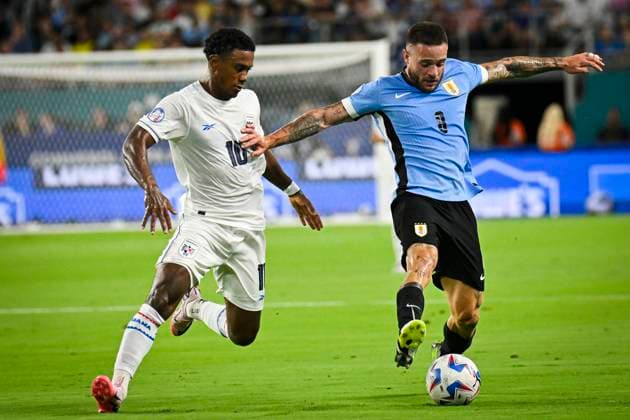 CONMEBOL Copa America 2024 - Group C Uruguay Vs Panama Uruguay defender Sebastian Caceres (3) is fighting for the ball against Panama midfielder Edgar Barcenas (10) during the CONMEBOL Copa America 2024 group C soccer match between Uruguay and Panama at Hard Rock Stadium in Miami, Florida, on June 23, 2024. Miami,Florida Florida United States  Copyright: xMiguelxRodriguezx originalFilename:rodriguezcarrilo-conmebol240623_npAqY.jpg