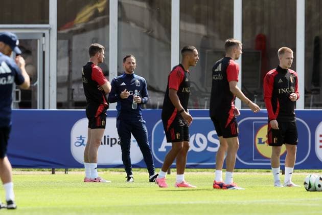 EURO 2024, Nationalteam Belgien, Training Belgium s head coach Domenico Tedesco (C) talks to his players at a training session of Belgian national soccer team Red Devils, Monday 24 June 2024 at their base camp in Freiberg am Neckar, Germany, during the UEFA EURO, EM, Europameisterschaft,Fussball 2024 European Soccer Championships. The Red Devils play in Group E at the Euro 2024 European Championships in Germany and have one last game to play. BRUNOxFAHY  x95167095x