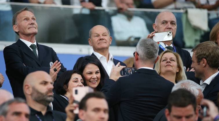 BAU 23 06 2024 Frankfurt European Football Championship 2024 Switzerland vs Germany, Alexander Wehrle right takes a photo of Foreign Minister Annalena Baerbock center , top from l Hans Joachim Watzle Managing Director BvB , Chancellor Olaf Scholz, DFB President Bernd Neuendorf