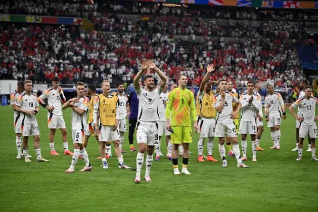 The German players celebrate the 1 1 draw, in front Niclas Füllkrug Germany , Goalkeeper Manuel Neuer Germany , re 23 06 2024, European Football Championship 2024, Preliminary round, Matchday 3 Switzerland Germany 1 1 Frankfurt Frankfurt Arena Hessen Germany Team2