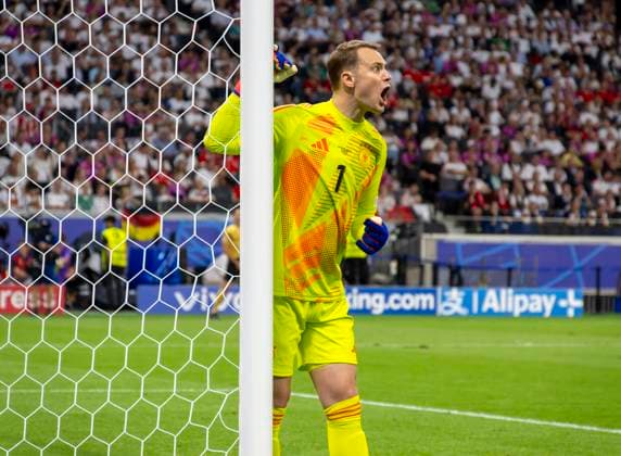 23 06 2024, Football UEFA EURO 2024, Preliminary round, Matchday 3, Switzerland Germany, at Frankfurt Arena in Frankfurt am Main, Goalkeeper Manuel Neuer Germany gives loud instructions