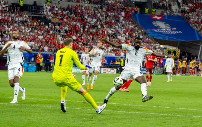 23 06 2024, Football UEFA EURO 2024, preliminary round, match day 3, Switzerland Germany, at the Frankfurt Arena in Frankfurt am Main, from left Jonathan Tah Germany , goalkeeper Manuel Neuer Germany , Antonio Rüdiger Germany