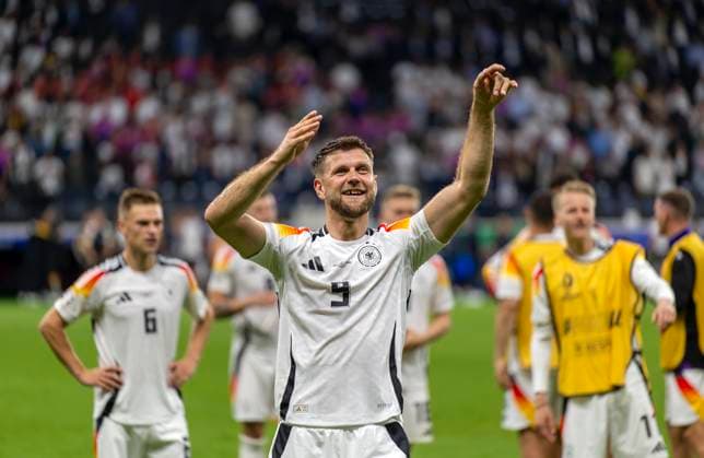 23 06 2024, Football UEFA EURO 2024, preliminary round, match day 3, Switzerland Germany, at the Frankfurt Arena in Frankfurt am Main, cheering after the match for the German team here Niclas Füllkrug Germany