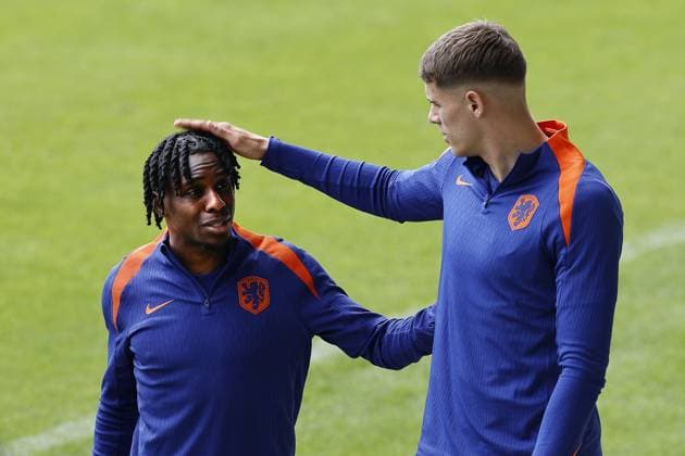 Sport Bilder des Tages WOLFSBURG, 24-06-2024, Training Camp of Team Netherlands in preparation of EURO 2024. Netherlands training. Jeremie Frimpong, Netherlands player Micky van de Ven. Team Netherlands 24-6-2024  x25583743x Copyright: