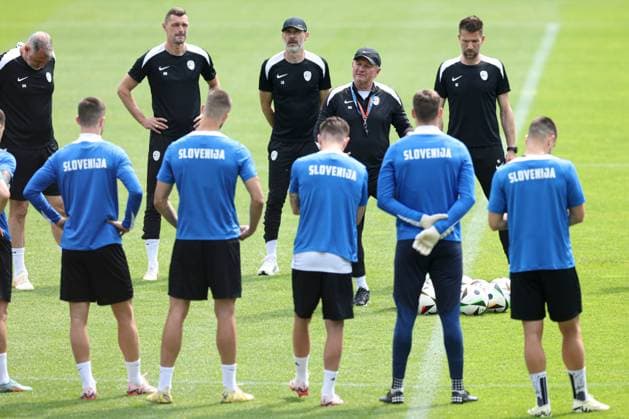 EURO 2024, Nationalteam Slowenien, Training Slovenia manager Matjaz Kek during the training session Slovenia Training, UEFA European Championship, EM, Europameisterschaft 2024, Group C, Football, Stadion am Zoo, Wuppertal, Germany, 24 Jun 2024 EDITORIAL USE ONLY No use with unauthorised audio, video, data, fixture lists, club league logos or live services. Online in-match use limited to 120 images, no video emulation. No use in betting, games or single club league player publications.  Copyright: xPaulxCurrie Shutterstockx 14555190ah
