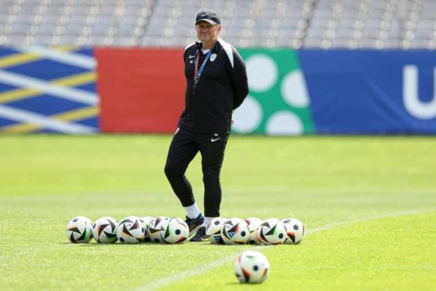 EURO 2024, Nationalteam Slowenien, Training Slovenia manager Matjaz Kek during the training session Slovenia Training, UEFA European Championship, EM, Europameisterschaft 2024, Group C, Football, Stadion am Zoo, Wuppertal, Germany, 24 Jun 2024 EDITORIAL USE ONLY No use with unauthorised audio, video, data, fixture lists, club league logos or live services. Online in-match use limited to 120 images, no video emulation. No use in betting, games or single club league player publications.  Copyright: xPaulxCurrie Shutterstockx 14555190ae