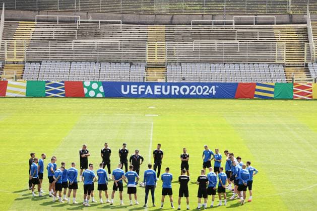 EURO 2024, Nationalteam Slowenien, Training Slovenia manager Matjaz Kek during the training session Slovenia Training, UEFA European Championship, EM, Europameisterschaft 2024, Group C, Football, Stadion am Zoo, Wuppertal, Germany, 24 Jun 2024 EDITORIAL USE ONLY No use with unauthorised audio, video, data, fixture lists, club league logos or live services. Online in-match use limited to 120 images, no video emulation. No use in betting, games or single club league player publications.  Copyright: xPaulxCurrie Shutterstockx 14555190aq