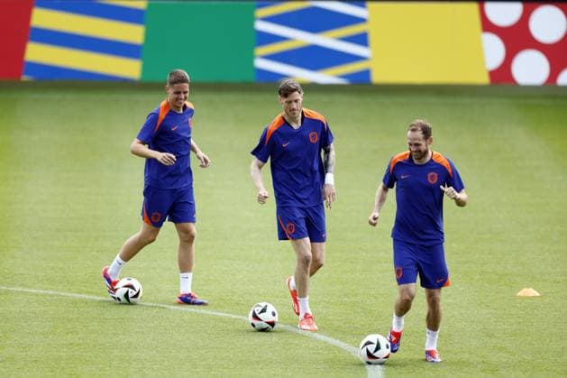 WOLFSBURG - (l-r) Joey Veerman, Wout Weghorst, Daley Blind during a training session of the Dutch national team, Nationalteam at the AOK Stadium on June 24, 2024 in Wolfsburg, Germany. The Dutch national team is preparing for the group match at the European Football Championship in Germany against Austria. ANP KOEN VAN WEEL UEFA EURO, EM, Europameisterschaft,Fussball 2024 Germany 2024 xVIxANPxSportx xxANPxIVx 501939358 originalFilename: 501939358.jpg