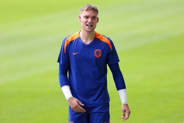 2024-06-24 Training Session Netherlands WOLFSBURG, GERMANY - JUNE 24: Bart Verbruggen of the Netherlands during a training session prior to the Group D - UEFA EURO, EM, Europameisterschaft,Fussball 2024 match between Netherlands and Austria at AOK Stadium on June 24, 2024 in Wolfsburg, Germany. (Photo by Peter Lous BSR Agency) Wolfsburg Germany Content not available for redistribution in The Netherlands directly or indirectly through any third parties. Copyright: xBSRxAgencyx