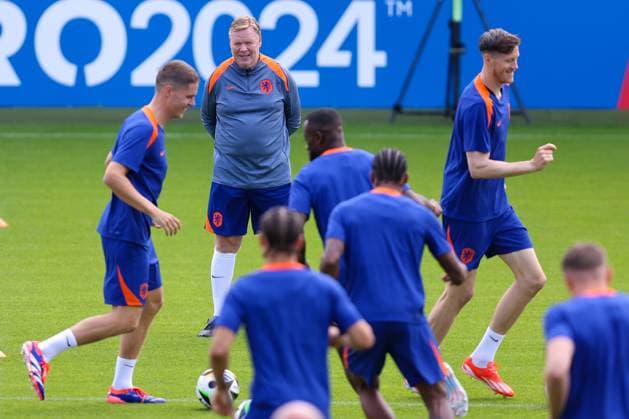 2024-06-24 Training Session Netherlands WOLFSBURG, GERMANY - JUNE 24: Coach Ronald Koeman of the Netherlands during a training session prior to the Group D - UEFA EURO, EM, Europameisterschaft,Fussball 2024 match between Netherlands and Austria at AOK Stadium on June 24, 2024 in Wolfsburg, Germany. (Photo by Peter Lous BSR Agency) Wolfsburg Germany Content not available for redistribution in The Netherlands directly or indirectly through any third parties. Copyright: xBSRxAgencyx