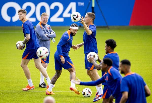 WOLFSBURG - Wout Weghorst, national coach Ronald Koeman, Memphis Depay and Joey Veerman during a training session of the Dutch national team, Nationalteam at the AOK Stadium on June 24, 2024 in Wolfsburg, Germany. The Dutch national team is preparing for the group match at the European Football Championship in Germany against Austria. ANP KOEN VAN WEEL UEFA EURO, EM, Europameisterschaft,Fussball 2024 Germany 2024 xVIxANPxSportx xxANPxIVx 501940607 originalFilename: 501940607.jpg