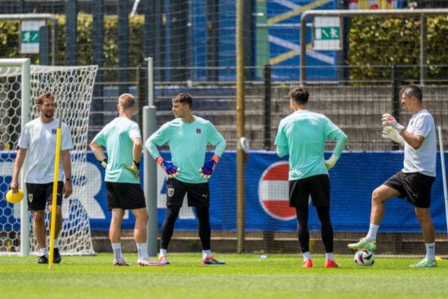 EURO 2024, Nationalteam Österreich, Training SOCCER - UEFA EURO, EM, Europameisterschaft,Fussball 2024 BERLIN,GERMANY,24.JUN.24 - UEFA EURO 2024, group stage, Austria vs Netherlands, preview, training Team AUT. Image shows assistant coach Lars Kornetka, Patrick Pentz, Niklas Hedl, Heinz Lindner and goalkeeper coach Michael Gspurning (AUT).  GEPAxpictures xJohannesxFriedl