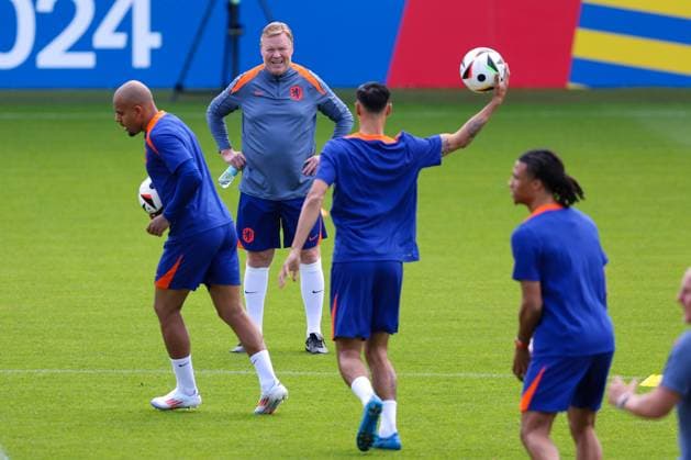 2024-06-24 Training Session Netherlands WOLFSBURG, GERMANY - JUNE 24: Coach Ronald Koeman of the Netherlands during a training session prior to the Group D - UEFA EURO, EM, Europameisterschaft,Fussball 2024 match between Netherlands and Austria at AOK Stadium on June 24, 2024 in Wolfsburg, Germany. (Photo by Peter Lous BSR Agency) Wolfsburg Germany Content not available for redistribution in The Netherlands directly or indirectly through any third parties. Copyright: xBSRxAgencyx