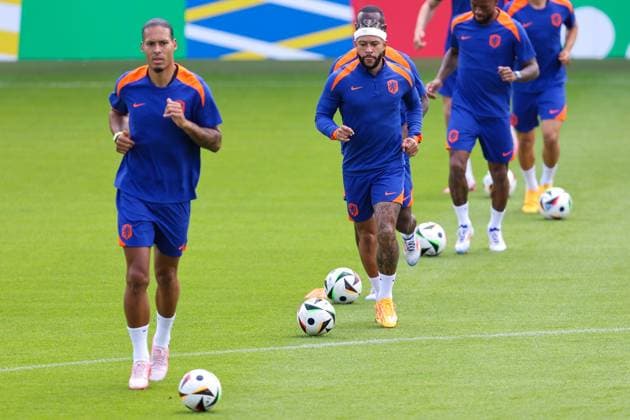 2024-06-24 Training Session Netherlands WOLFSBURG, GERMANY - JUNE 24: Memphis Depay of the Netherlands during a training session prior to the Group D - UEFA EURO, EM, Europameisterschaft,Fussball 2024 match between Netherlands and Austria at AOK Stadium on June 24, 2024 in Wolfsburg, Germany. (Photo by Peter Lous BSR Agency) Wolfsburg Germany Content not available for redistribution in The Netherlands directly or indirectly through any third parties. Copyright: xBSRxAgencyx