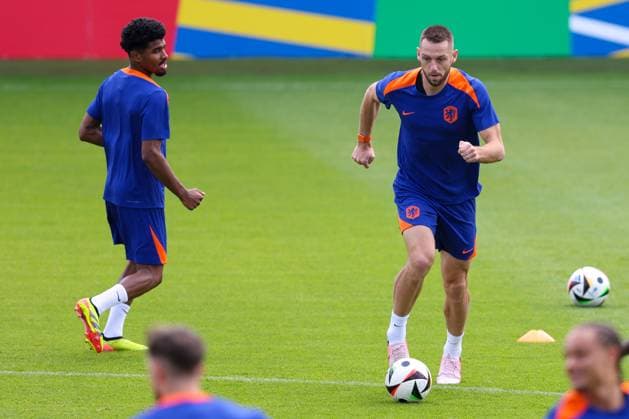2024-06-24 Training Session Netherlands WOLFSBURG, GERMANY - JUNE 24: Stefan de Vrij of the Netherlands during a training session prior to the Group D - UEFA EURO, EM, Europameisterschaft,Fussball 2024 match between Netherlands and Austria at AOK Stadium on June 24, 2024 in Wolfsburg, Germany. (Photo by Peter Lous BSR Agency) Wolfsburg Germany Content not available for redistribution in The Netherlands directly or indirectly through any third parties. Copyright: xBSRxAgencyx