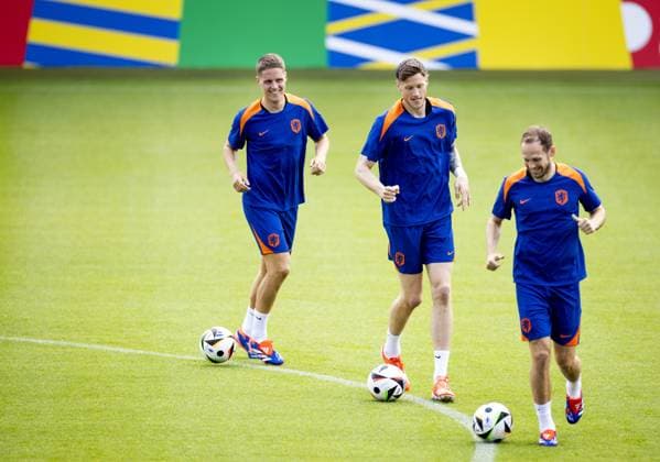 WOLFSBURG - Joey Veerman, Wout Weghorst and Daley Blind during a training session of the Dutch national team, Nationalteam at the AOK Stadium on June 24, 2024 in Wolfsburg, Germany. The Dutch national team is preparing for the group match at the European Football Championship in Germany against Austria. ANP KOEN VAN WEEL UEFA EURO, EM, Europameisterschaft,Fussball 2024 Germany 2024 xVIxANPxSportx xxANPxIVx 501944523 originalFilename: 501944523.jpg