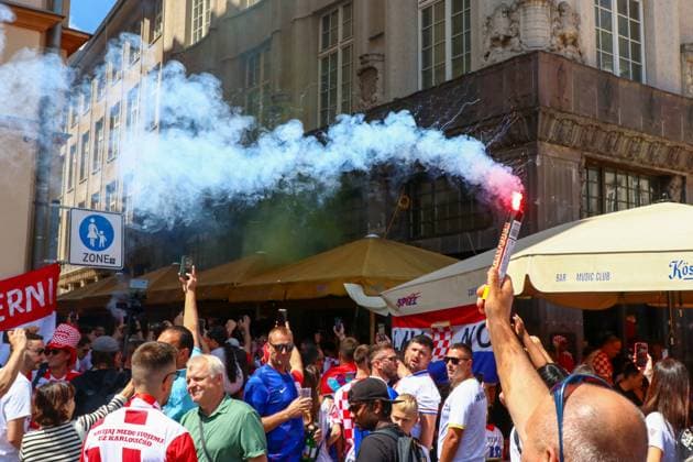 Leipzig Already hours before the European Championship match Croatian and Italian fans celebrate in the city center 24 06 2024 around 13 30 Leipzig, Marktplatz Already seven hours before the official kick-off of the European Championship match between Croatia and Italy, fans of the Croatian and Italian teams celebrated in downtown Leipzig In the barefoot alley directly on the market square, Croatian fans ignited several pots of fog and pyrotechnics in red color The situation remained peaceful, the police observed the situation from a distance and repeatedly reminded the guests of the ban on the burning of pyrotechnics Leipzig Saxony Germany Copyright: xEHLxMedia BjörnxStachx 240624_em-fans-markt-leipzig_11