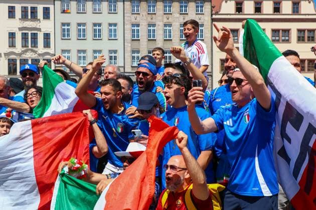 Leipzig Already hours before the European Championship match Croatian and Italian fans celebrate in the city center 24 06 2024 around 13 30 Leipzig, Marktplatz Already seven hours before the official kick-off of the European Championship match between Croatia and Italy, fans of the Croatian and Italian teams celebrated in downtown Leipzig In the barefoot alley directly on the market square, Croatian fans ignited several pots of fog and pyrotechnics in red color The situation remained peaceful, the police observed the situation from a distance and repeatedly reminded the guests of the ban on the burning of pyrotechnics Leipzig Saxony Germany Copyright: xEHLxMedia BjörnxStachx 240624_em-fans-markt-leipzig_13