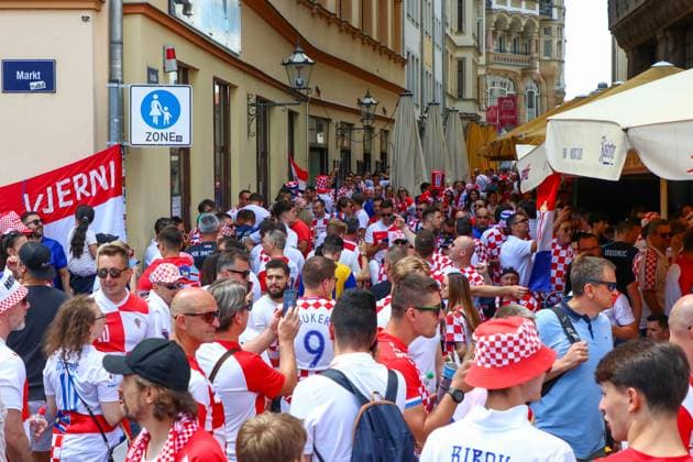 Leipzig Already hours before the European Championship match Croatian and Italian fans celebrate in the city center 24 06 2024 around 13 30 Leipzig, Marktplatz Already seven hours before the official kick-off of the European Championship match between Croatia and Italy, fans of the Croatian and Italian teams celebrated in downtown Leipzig In the barefoot alley directly on the market square, Croatian fans ignited several pots of fog and pyrotechnics in red color The situation remained peaceful, the police observed the situation from a distance and repeatedly reminded the guests of the ban on the burning of pyrotechnics Leipzig Saxony Germany Copyright: xEHLxMedia BjörnxStachx 240624_em-fans-markt-leipzig_14