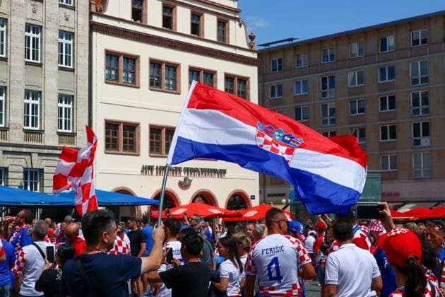 Leipzig Already hours before the European Championship match Croatian and Italian fans celebrate in the city center 24 06 2024 around 13 30 Leipzig, Marktplatz Already seven hours before the official kick-off of the European Championship match between Croatia and Italy, fans of the Croatian and Italian teams celebrated in downtown Leipzig In the barefoot alley directly on the market square, Croatian fans ignited several pots of fog and pyrotechnics in red color The situation remained peaceful, the police observed the situation from a distance and repeatedly reminded the guests of the ban on the burning of pyrotechnics Leipzig Saxony Germany Copyright: xEHLxMedia BjörnxStachx 240624_em-fans-markt-leipzig_3