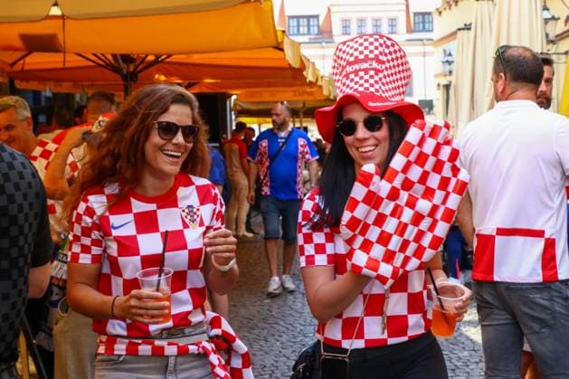 Leipzig Already hours before the European Championship match Croatian and Italian fans celebrate in the city center 24 06 2024 around 13 30 Leipzig, Marktplatz Already seven hours before the official kick-off of the European Championship match between Croatia and Italy, fans of the Croatian and Italian teams celebrated in downtown Leipzig In the barefoot alley directly on the market square, Croatian fans ignited several pots of fog and pyrotechnics in red color The situation remained peaceful, the police observed the situation from a distance and repeatedly reminded the guests of the ban on the burning of pyrotechnics Leipzig Saxony Germany Copyright: xEHLxMedia BjörnxStachx 240624_em-fans-markt-leipzig_5
