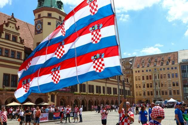 Leipzig Already hours before the European Championship match Croatian and Italian fans celebrate in the city center 24 06 2024 around 13 30 Leipzig, Marktplatz Already seven hours before the official kick-off of the European Championship match between Croatia and Italy, fans of the Croatian and Italian teams celebrated in downtown Leipzig In the barefoot alley directly on the market square, Croatian fans ignited several pots of fog and pyrotechnics in red color The situation remained peaceful, the police observed the situation from a distance and repeatedly reminded the guests of the ban on the burning of pyrotechnics Leipzig Saxony Germany Copyright: xEHLxMedia BjörnxStachx 240624_em-fans-markt-leipzig_9