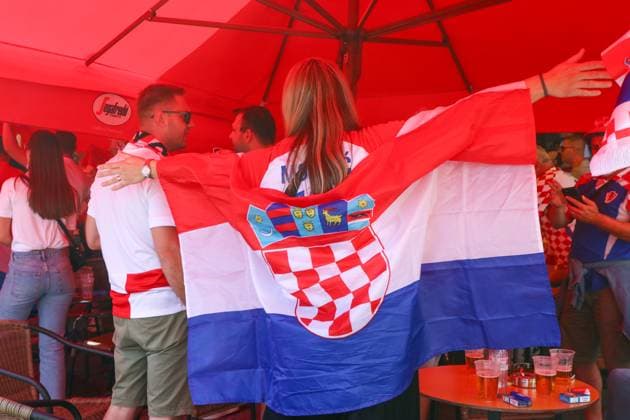 Leipzig Already hours before the European Championship match Croatian and Italian fans celebrate in the city center 24 06 2024 around 13 30 Leipzig, Marktplatz Already seven hours before the official kick-off of the European Championship match between Croatia and Italy, fans of the Croatian and Italian teams celebrated in downtown Leipzig In the barefoot alley directly on the market square, Croatian fans ignited several pots of fog and pyrotechnics in red color The situation remained peaceful, the police observed the situation from a distance and repeatedly reminded the guests of the ban on the burning of pyrotechnics Leipzig Saxony Germany Copyright: xEHLxMedia BjörnxStachx 240624_em-fans-markt-leipzig_16