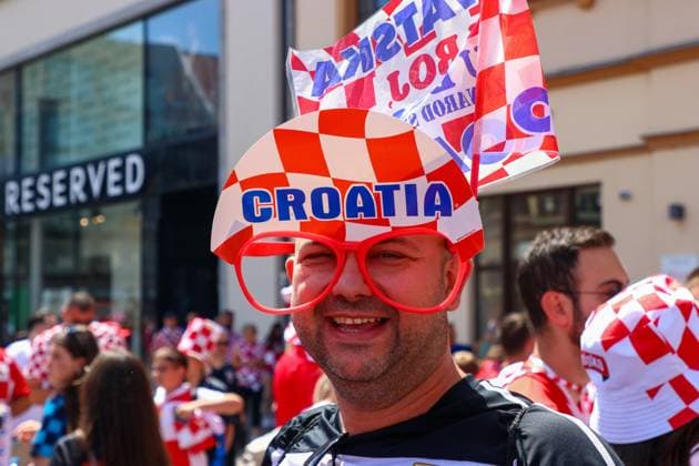 Leipzig Already hours before the European Championship match Croatian and Italian fans celebrate in the city center 24 06 2024 around 13 30 Leipzig, Marktplatz Already seven hours before the official kick-off of the European Championship match between Croatia and Italy, fans of the Croatian and Italian teams celebrated in downtown Leipzig In the barefoot alley directly on the market square, Croatian fans ignited several pots of fog and pyrotechnics in red color The situation remained peaceful, the police observed the situation from a distance and repeatedly reminded the guests of the ban on the burning of pyrotechnics Leipzig Saxony Germany Copyright: xEHLxMedia BjörnxStachx 240624_em-fans-markt-leipzig_17