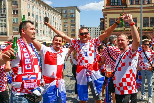 Leipzig Already hours before the European Championship match Croatian and Italian fans celebrate in the city center 24 06 2024 around 13 30 Leipzig, Marktplatz Already seven hours before the official kick-off of the European Championship match between Croatia and Italy, fans of the Croatian and Italian teams celebrated in downtown Leipzig In the barefoot alley directly on the market square, Croatian fans ignited several pots of fog and pyrotechnics in red color The situation remained peaceful, the police observed the situation from a distance and repeatedly reminded the guests of the ban on the burning of pyrotechnics Leipzig Saxony Germany Copyright: xEHLxMedia BjörnxStachx 240624_em-fans-markt-leipzig_18