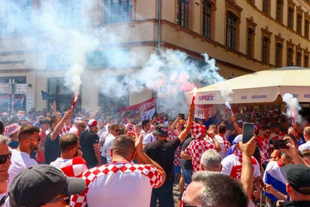 Leipzig Already hours before the European Championship match Croatian and Italian fans celebrate in the city center 24 06 2024 around 13 30 Leipzig, Marktplatz Already seven hours before the official kick-off of the European Championship match between Croatia and Italy, fans of the Croatian and Italian teams celebrated in downtown Leipzig In the barefoot alley directly on the market square, Croatian fans ignited several pots of fog and pyrotechnics in red color The situation remained peaceful, the police observed the situation from a distance and repeatedly reminded the guests of the ban on the burning of pyrotechnics Leipzig Saxony Germany Copyright: xEHLxMedia BjörnxStachx 240624_em-fans-markt-leipzig_19