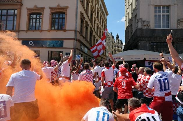 UEFA European Football Championship - UEFA EURO, EM, Europameisterschaft,Fussball 2024 - Croatia vs Italy Leipzig, Germany 24.06.2024: Italian and Croatian supporters in the square of Leipzig waiting the UEFA EURO 2024 group stage B football match between Croatia vs Italy at Leipzig Stadium. Leipzig Germany  Copyright: xIPAxSport ABACAx