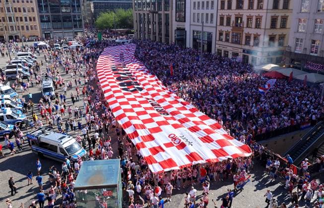 Sport Bilder des Tages The largest flag brought by Croatian fans in Leipzig, Croatia Croatian fans brought and unfurled the largest flag, which is 107 meters long, ahead of the start of the match between Croatia and Italy during the UEFA EURO, EM, Europameisterschaft,Fussball 2024 on June 24, 2024 in Leipzig, Germany. SanjinxStrukic PIXSELL
