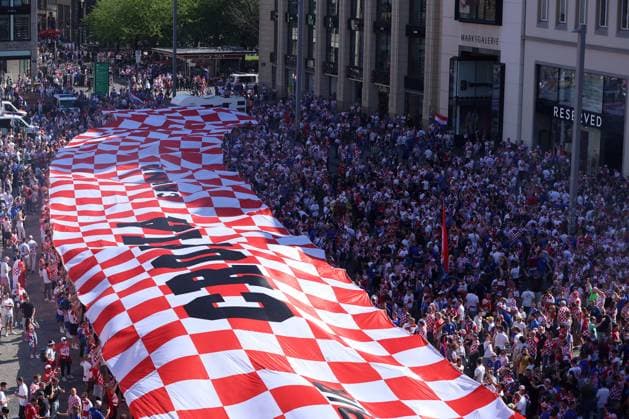 The largest flag brought by Croatian fans in Leipzig, Croatia Croatian fans brought and unfurled the largest flag, which is 107 meters long, ahead of the start of the match between Croatia and Italy during the UEFA EURO, EM, Europameisterschaft,Fussball 2024 on June 24, 2024 in Leipzig, Germany. SanjinxStrukic PIXSELL