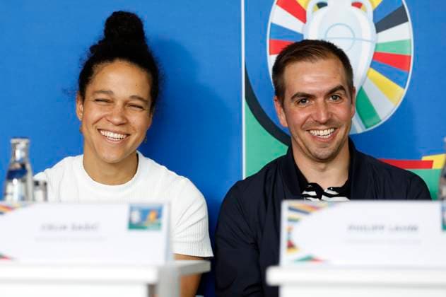 Celia Sasic and Philipp Lahm at the media briefing on the interim results of the UEFA EURO 2024 matches in Liepzig at the Leipzig Media Center, 24 06 2024 Foto:xR.xStoffelsx xFuturexImagex uefa_mediengespraech_4615