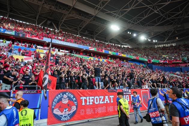 GER, Euro 2024, Group B, Albania ALB vs Spain ESP 24 06 2024, Düsseldorf Arena Merkur Spiel Arena , Düsseldorf Duesseldorf, GER, Euro 2024, Group B, Albania ALB vs Spain ESP In the picture fans of Albania Albania ALB clap, sing celebrate before the match nordphotoxGmbHxx xChristianxSchulze nph000300