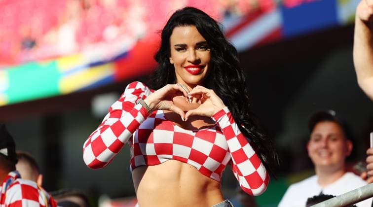 Sport Themen der Woche KW26 Sport Bilder des Tages Kroatien - Italien UEFA EURO, EM, Europameisterschaft,Fussball 2024 Leipzig, 24.06.2024, Leipzig Stadium, Fußball, UEFA EURO 2024 Germany , Gruppe B, Vorrunde , Kroatien CRO vs. Italien ITA , Im Bild: Fans von Kroatien. Miss Croatia. , Nur für journalistische Zwecke. Only for editorial use! , UEFA Êregulations prohibit any use of photographs as image sequences and or quasi-video. , *** Croatia Italy UEFA EURO 2024 Leipzig, 24 06 2024, Leipzig Stadium, Football, UEFA EURO 2024 Germany , Group B, Preliminary round , Croatia CRO vs Italy ITA , In the picture Fans of Croatia Miss Croatia , For journalistic purposes only Only for editorial use , UEFA Êregulations prohibit any use of photographs as image sequences and or quasi video ,