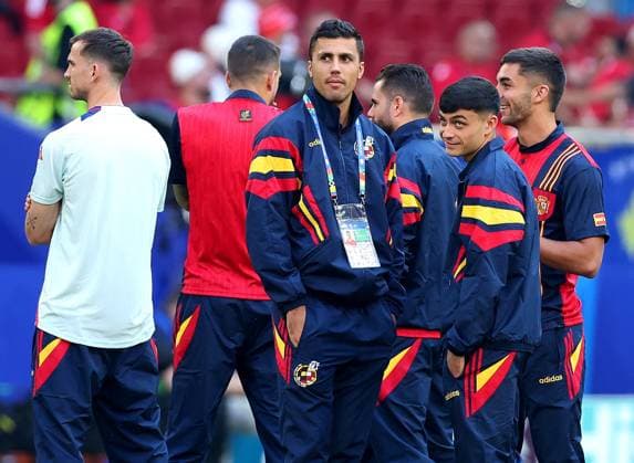 Rodri of Spain and Pedri of Spain inspect the pitch ahead of the game Albania v Spain, UEFA European Championship, EM, Europameisterschaft 2024, Group B, Football, Dusseldorf Arena, Dusseldorf, Germany, 24 Jun 2024 EDITORIAL USE ONLY No use with unauthorised audio, video, data, fixture lists, club league logos or live services. Online in-match use limited to 120 images, no video emulation. No use in betting, games or single club league player publications.  Copyright: xPaulxCurrie Shutterstockx 14551058q