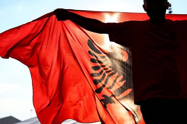 Albanien gegen Spanien 24. Juni 2024, Düsseldorf UEFA EUROs Gruppe B Albanien gegen Spanien Ein albanischer Fan trägt eine Fahne Foto Charlotte Wilson Abseits Düsseldorf Deutschland  Copyright: xCharlottexWilsonx xOffsidexOffside