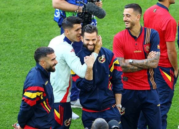 Ãlvaro Morata of Spain tells a joke to Nacho Fernandez of Spain ahead of the game Albania v Spain, UEFA European Championship, EM, Europameisterschaft 2024, Group B, Football, Dusseldorf Arena, Dusseldorf, Germany, 24 Jun 2024 EDITORIAL USE ONLY No use with unauthorised audio, video, data, fixture lists, club league logos or live services. Online in-match use limited to 120 images, no video emulation. No use in betting, games or single club league player publications.  Copyright: xKieranxMcManus Shutterstockx 14551047b