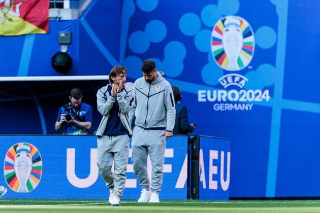 UEFA EURO 2024 Croatia Italy 24 06 2024 Luka Modric Croatia, 10 applauds towards fans during the pitch inspection UEFA EURO 2024 Croatia Italy Leipzig Stadium, Leipzig on 24 06 2024 Copyright: xBEAUTIFULxSPORTS Wunderlx
