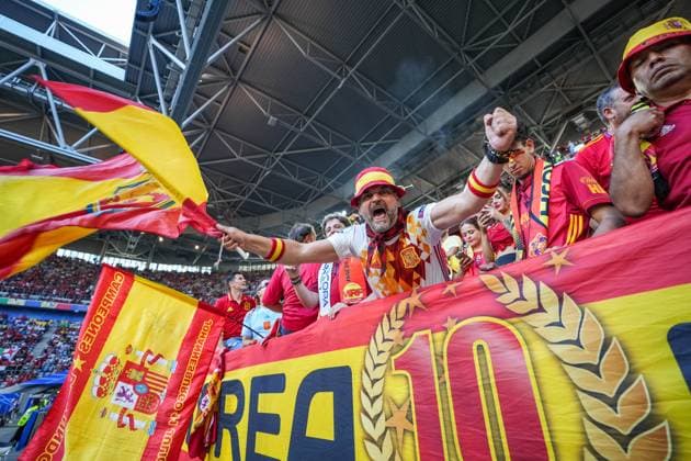 GER, Euro 2024, Group B, Albania ALB vs Spain ESP 24 06 2024, Düsseldorf Arena Merkur Spiel Arena , Düsseldorf Duesseldorf, GER, Euro 2024, Group B, Albania ALB vs Spain ESP In the picture fan of Spain ESP celebrates, laughs, has a good mood, screams, has flag in hand nordphotoxGmbHxx xChristianxSchulze nph000300