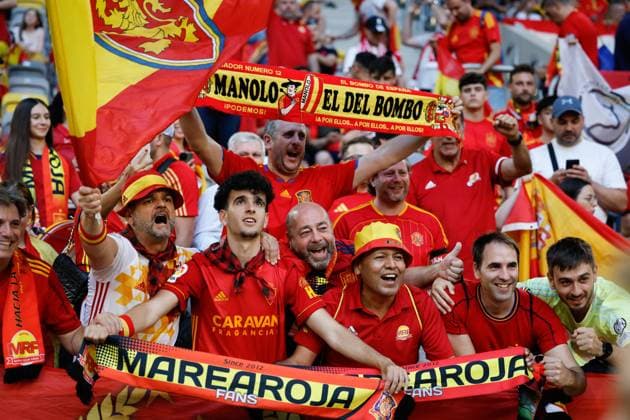 Spain s supporters cheer ahead of the UEFA EURO, EM, Europameisterschaft,Fussball 2024 group B soccer match between Spain and Albania, in Dusseldorf, Germany, 24 June 2024. UEFA EURO 2024 - Group B: Spain vs. Albania !ACHTUNG: NUR REDAKTIONELLE NUTZUNG!  Copyright: xAlbertoxEstevezx GRAF6554 20240624-55013964792_1