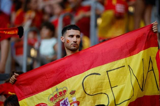 Spain s supporters cheer ahead of the UEFA EURO, EM, Europameisterschaft,Fussball 2024 group B soccer match between Spain and Albania, in Dusseldorf, Germany, 24 June 2024. UEFA EURO 2024 - Group B: Spain vs. Albania !ACHTUNG: NUR REDAKTIONELLE NUTZUNG!  Copyright: xAlbertoxEstevezx GRAF6560 20240624-55013964794_1
