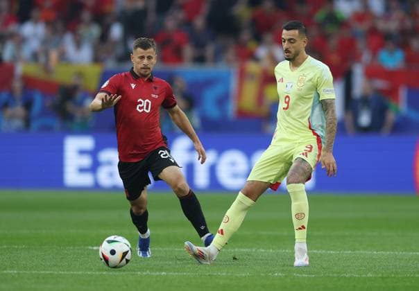 Joselu of Spain passes the ball whilst under pressure from Ylber Ramadani of Albania Albania v Spain, UEFA European Championship, EM, Europameisterschaft 2024, Group B, Football, Dusseldorf Arena, Dusseldorf, Germany, 24 Jun 2024 EDITORIAL USE ONLY No use with unauthorised audio, video, data, fixture lists, club league logos or live services. Online in-match use limited to 120 images, no video emulation. No use in betting, games or single club league player publications.  Copyright: xPaulxCurrie Shutterstockx 14551058ao