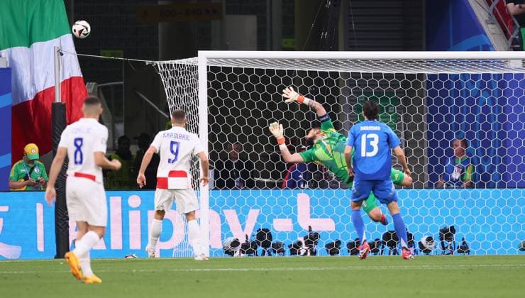Croatia Italy UEFA EURO 2024 Leipzig, 24 06 2024, Leipzig Stadium, Football, UEFA EURO 2024 Germany , Group B, Preliminary round , Croatia CRO vs Italy ITA , In the picture scoring chance for Croatia goalkeeper Gianluigi Donnarumma 1, ITA parries the shot , For journalistic purposes only Only for editorial use , UEFA Êregulations prohibit any use of photographs as image sequences and or quasi video ,