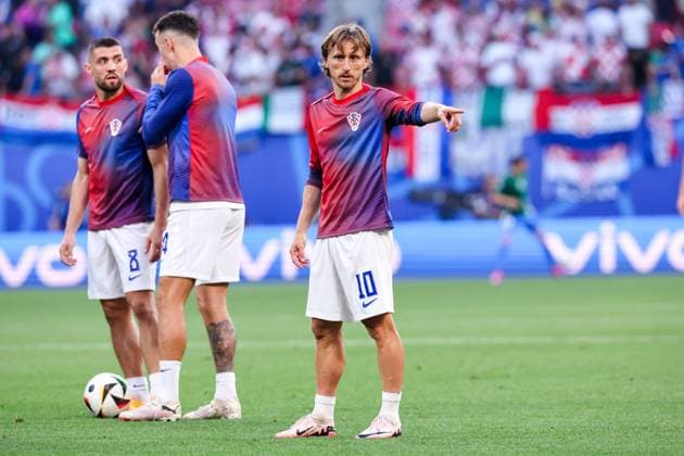 2024-06-24 Croatia v Italy - Group B - UEFA EURO, EM, Europameisterschaft,Fussball 2024 LEIPZIG, GERMANY - JUNE 24: Luka Modric of Croatia points with finger during the Group B - UEFA EURO 2024 match between Croatia and Italy at Red Bull Arena on June 24, 2024 in Leipzig, Germany. (Photo by Peter Lous BSR Agency) Leipzig Germany Content not available for redistribution in The Netherlands directly or indirectly through any third parties. Copyright: xBSRxAgencyx