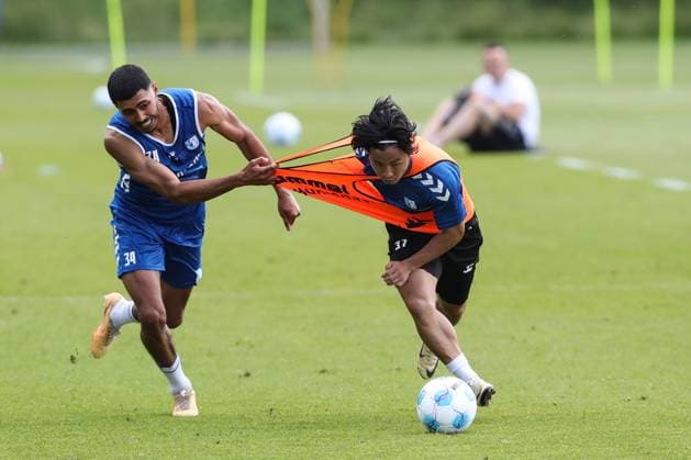 Sport Themen der Woche KW26 Sport Bilder des Tages Tatsuya Ito (1. FC Magdeburg,37) gegen Tarek Chahed (1. FC Magdeburg,34) - 2. Fußball Bundesliga Saison 2024-2025 Training 1. FC Magdeburg an der AVNET Arena in Magdeburg - Fußball,Mann,Männer,Deutschland,24.06.2024 *** Tatsuya Ito 1 FC Magdeburg,37 vs Tarek Chahed 1 FC Magdeburg,34 2 Soccer Bundesliga Season 2024 2025 Training 1 FC Magdeburg at the AVNET Arena in Magdeburg Soccer,Man,Men,Germany,24 06 2024