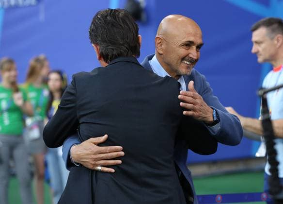 24 06 2024, xtgx, Football EM 2024, Croatia Italy emspor, v l Coach Coach Zlatko Vlasic Croatia Croatia hug Coach Head Coach Luciano Spalletti Italy UEFA REGULATIONS PROHIBIT ANY USE OF PHOTOGRAPHS as IMAGE SEQUENCES and or QUASI VIDEO Leipzig